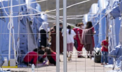  Masjid Yorkshire Kumpulkan Donasi bagi Pengungsi Afghanistan. Foto:    Pengungsi Afghanistan di kamp pengungsi Palang Merah Italia, di Avezzano, Italia, Selasa, 31 Agustus 2021. Kamp karantina di Abruzzo, Italia tengah ini, tempat 1.250 migran ditampung, diperkirakan akan ditutup dalam seminggu saat karantina berakhir dan mereka dipindahkan ke struktur lain untuk mengajukan suaka.