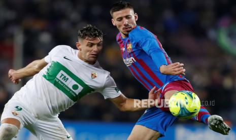  Clement Lenglet (kanan) dari FC Barcelona.