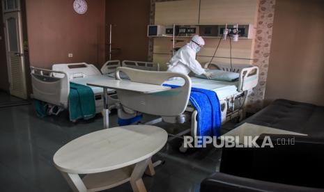 Tenaga kesehatan merapikan tempat tidur pasien di Ruang Isolasi Zam-Zam di RSUD Al-Ihsan, Baleendah, Kabupaten Bandung, (ilustrasi).