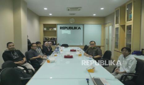 Direktur Pusat Studi Ekonomi dan Bisnis Syariah IPB Irfan Syauqi Beik (kedua kanan) Wapemred Republika Hasan murti aji (kedua kiri) foto bersama di kantor Republika, Jakarta Jumat (3/2/2023).