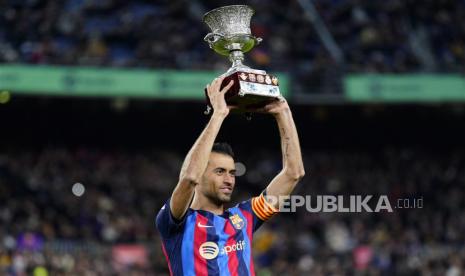 Sergio Busquets mempersembahkan trofi Supercup kepada pendukung tim jelang pertandingan sepak bola LaLiga Spanyol antara FC Barcelona dan Getafe CF, di Barcelona, ??Spanyol, Senin (23/1/2023) dini hari WIB.