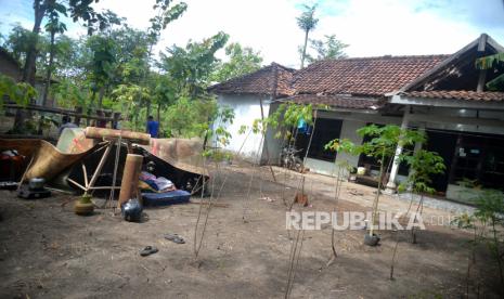 Tenda darurat milik warga yang terdampak gempa di Desa Pacarejo, Semanu, Gunungkidul, Yogyakarta, Sabtu (1/7/2023). Warga terpaksa mendirikan tenda darurat karena rumah rusak pascagempa 6,4 skala Richter di Bantul.