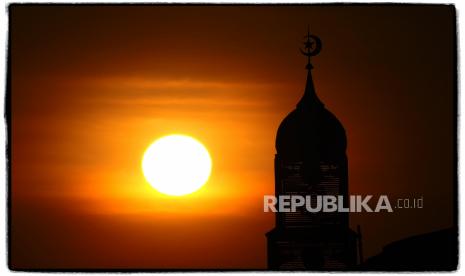 ILUSTRASI SUNSET, MENARA MASJID, ILALANG, SILUET