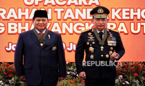 Menteri Pertahanan Prabowo Subianto Saat Menerima Tanda Kehormatan Bintang Bhayangkara Utama dari Kapolri Listyo Sigit Prabowo di Mabes Polri, Jakarta, Kamis (20/62024).