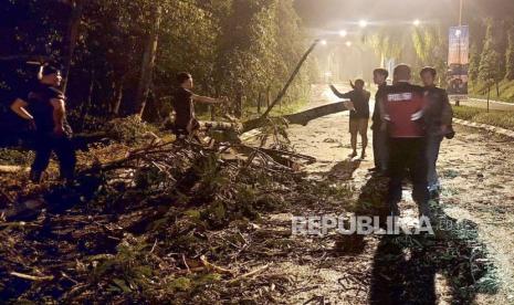 Puting beliung terjadi di kawasan elit Resort Dago Pakar, Kecamatan Cimenyan, Kabupaten Bandung, Jumat (29/12/2023) sekitar pukul 17.30 Wib. 