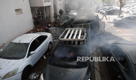 Mobil hancur dan bangunan rusak di kota Ashkelon, Israel, setelah peluncuran roket dari Gaza, 07 Oktober 2023. Rentetan roket diluncurkan dari Jalur Gaza Sabtu pagi dalam serangan mendadak yang diklaim oleh gerakan Islam Hamas.