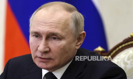  Presiden Rusia Vladimir Putin memimpin rapat Dewan Keamanan melalui konferensi video di Moskow, Rusia, Selasa, 6 Desember 2022. Putin mengatakan pertukaran tahanan antara Amerika Serikat (AS) dan Rusia mungkin dapat dilanjutkan.