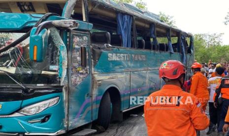 Kondisi bus pariwisata yang mengalami kecelakaan dan terguling di kawasan Bukit Bego, ruas jalan Imogiri-Dlingo, Kabupaten Bantul, DIY, Kamis (8/2/2024).