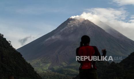 Warga menyaksikan kubah lava sisi barat daya Gunung Merapi dari Kaliurang, Sleman, DI Yogyakarta, Ahad (9/1/2022). Menurut data Balai Penyelidikan dan Pengembangan Teknologi Kebencanaan Geologi (BPPTKG) Yogyakarta berdasarkan analisis morfologi volume kubah lava sisi barat daya sebesar 1.670.000 meter kubik dan kubah lava tengah sebesar 3.007.000 meter kubik. 