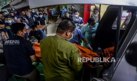 Petugas menurunkan kantong jenazah korban kebakaran Lembaga Permasyarakatan (Lapas) Kelas 1 Tangerang di RS Polri Kramat Jati, Jakarta, Rabu (8/9). Sebanyak tujuh mobil ambulans membawa 41 jenazah yang merupakan warga binaan pemasyarakatan (WBP) Lapas Kelas 1 Tangerang untuk diidentifikasi dengan metode Disaster Victim Identification (DVI). Republika/Putra M. Akbar