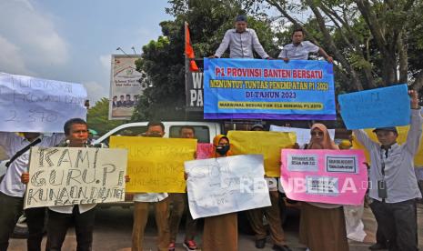 Sejumlah guru honorer yang sudah lulus seleksi katagori P1 (Prioritas 1) berunjuk rasa di halaman Gedung DPRD Provinsi Banten di Serang, Kamis (13/7/2023). Sebanyak 2.370 orang guru honorer di Banten yang telah dinyatakan lolos seleksi katagori P1 sejak tahun 2021 hingga saat ini masih terkatung-katung dan belum mendapat penugasan serta gaji yang dijanjikan pemerintah sesuai tujuan seleksi.  