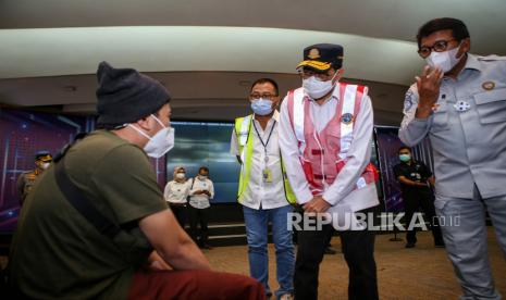 Menteri Perhubungan Budi Karya Sumadi (kedua kanan) berbincang dengan salah satu keluarga penumpang pesawat Sriwijaya Air SJ-182 saat audiensi di Gedung 600 PT Angkasa Pura II, Bandara Soekarno-Hatta, Tangerang, Banten, Senin (11/1. Dalam audiensi tersebut, Menteri Perhubungan menyampaikan upaya-upaya pemerintah memaksimalkan pencarian dengan harapan memberikan rasa aman dan kepastian bagi keluarga korban. 