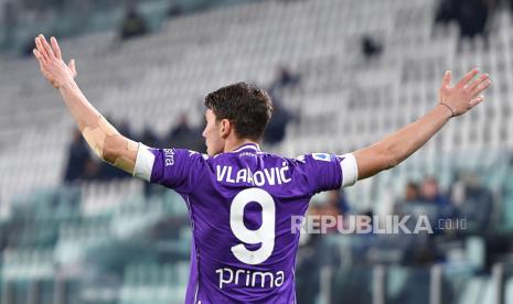 Pemain Fiorentina Dusan Vlahovic melakukan selebrasi setelah memimpin 1-0 pada pertandingan sepak bola Serie A Italia Juventus FC vs ACF Fiorentina di Allianz Stadium di Turin, Italia, 22 Desember 2020.