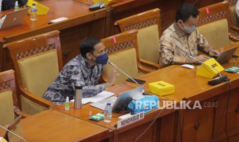 Menteri Pendidikan dan Kebudayaan (Mendikbud) Nadiem Makarim (kiri) saat mengikuti rapat  kerja dengan Komisi X DPR di Kompleks Parlemen Senayan, Jakarta, Senin (16/11/2020). Rapat tersebut membahas evaluasi program belajar dari rumah terkait subsidi kuota internet dan  isu-isu mengenai kesiapan tahun 2021 untuk rekrutmen guru honorer.  