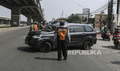 Petugas gabungan dari Dinas Perhubungan, TNI dan Polri memutarbalikkan kendaraan yang akan melintasi pos PPKM Darurat di Bekasi, Jawa Barat, Sabtu (3/7/2021). Petugas melakukan penyekatan di 63 titik wilayah di Jadetabek untuk membatasi mobilitas warga saat pemberlakuan pembatasan kegiatan masyarakat (PPKM) Darurat dari tanggal 3-20 Juli 2021 mendatang. 