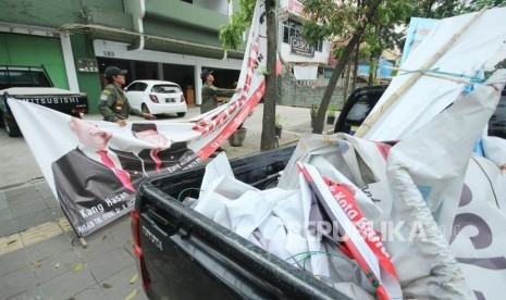 Tim Panwaslu mencopot Alat Peraga Kampanye (APK) yang tersisa di Jalan Jenderal Gatot Subroto, Kota Bandung, Senin (25/6).