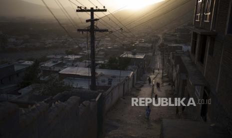 Warga Afghanistan berjalan di gang saat matahari terbenam di Kabul, Afghanistan, Kamis, 16 September 2021.