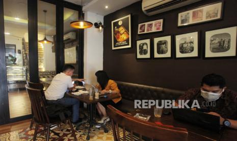 Anies Izinkan Restoran Dalam Gedung Sediakan Makan di Tempat. Pengunjung beraktivitas di restoran The Aceh Connection, Bendungan Hilir, Jakarta, Selasa (31/8/2021). Pemerintah melakukan sejumlah penyesuaian dalam Pemberlakuan Pembatasan Kegiatan Masyarakat (PPKM) di Jawa-Bali selama sepekan ke depan atau tepatnya dari 31 Agustus hingga 6 September 2021, dengan mengizinkan 1.000 restoran di ruang tertutup beroperasi di beberapa kota. 