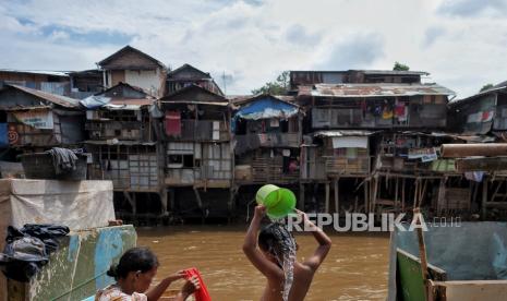 Warga beraktivitas di area bantaran Kali Ciliwung, Jakarta, Senin (8/3). Wakil Gubernur DKI Jakarta Ahmad Riza Patria mengatakan pembebasan lahan untuk normalisasi Kali Ciliwung sepanjang 10 kilometer dari sisi kiri dan kanan membutuhkan anggaran sebesar Rp 5 triliun. Republika/Thoudy Badai