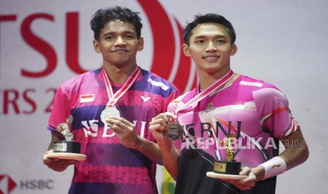 Juara Indonesia Masters 2023 Jonatan Christie, kanan, dan runner-up Chico Aura Dwiwardoyo memegang trofi dan medali setelah pertandingan final tunggal putra di turnamen bulu tangkis Indonesia Masters di Stadion Istora di Jakarta, Indonesia. (Ahad, 29/1/2023).Indonesia.