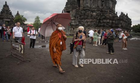 Sejumlah anggota delegasi pertemuan Religion 20 (R20) mengunjungi Candi Prambanan di Sleman, DI Yogyakarta, Sabtu (5/11/2022). Delegasi lintas agama negara G20 Religion Forum (R20) mengunjungi Candi Prambanan yang bertepatan dengan ritual persembahyangan Tumpek Landep umat Hindu DI Yogyakarta dan Jawa Tengah.  