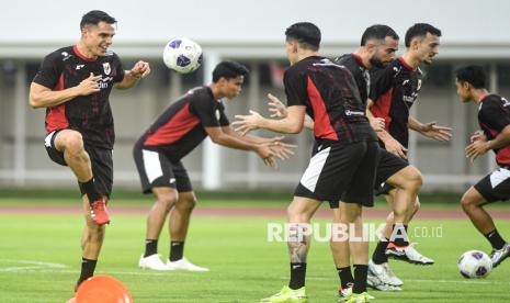 Timnas Indonesia melakukan latihan jelang pertandingan Kualifikasi Piala Dunia 2026 di Stadion Madya, komplek GBK, Senayan, Sabtu (22/3/2025). Timnas Indonesia akan melawan Bahrain dalam laga kedelapan putaran ketiga Kualifikasi Piala Dunia 2026 zona Asia, di Stadion Utama Gelora Bung Karno (SUGBK), Jakarta, pada Selasa (25/3). 