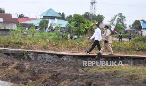 Presiden Joko Widodo (kiri) didampingi Menteri Pertahanan Prabowo Subianto meninjau lahan yang akan dijadikan Food Estate atau lumbung pangan baru di Kapuas, Kalimantan Tengah, Kamis (9/7/2020). Wakil Ketua Komisi IV DPR Daniel Johan menilai kewenangan terkait lumbung pangan seharusnya diserahkan kepada Kementerian Pertanian (Kementan). 