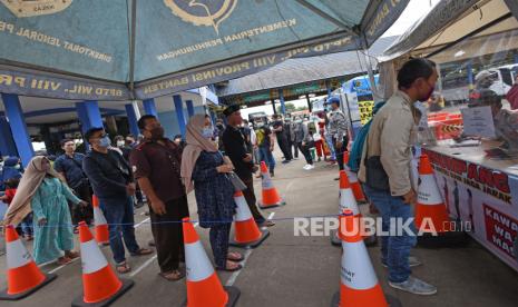 Sejumlah warga yang akan bepergian antre saat melewati pos pendataan di Terminal Bus Pakupatan, Serang, Banten, Ahad (20/12/2020). Meski pemerintah mengimbau warga tidak bepergian selama libur panjang Natal dan Tahun Baru di masa pandemi ini namun jumlah calon penumpang bus di terminal itu mengalami lonjakan sekitar 30 persen dan diprediksi puncaknya akan terjadi tanggal 24 Desember mendatang. 