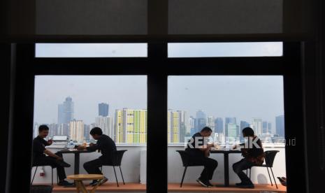 Pegawai beristirahat makan siang di salah satu kantor di Jakarta, Senin (14/6). Badan Pusat Statistik (BPS) mencatat kenaikan indeks pembangunan manusia (IPM) pada tahun ini meskipun masih dalam situasi pandemi Covid-19. IPM tahun 2021 naik 0,49 persen dari 71,94 di 2020 menjadi 72,29 poin.