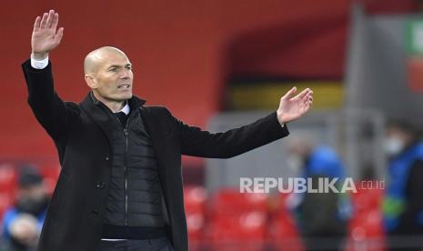 Reaksi pelatih kepala Real Madrid Zinedine Zidane saat pertandingan perempat final Liga Champions UEFA, pertandingan sepak bola leg kedua antara Liverpool FC dan Real Madrid di Liverpool, Inggris, 14 April 2021.