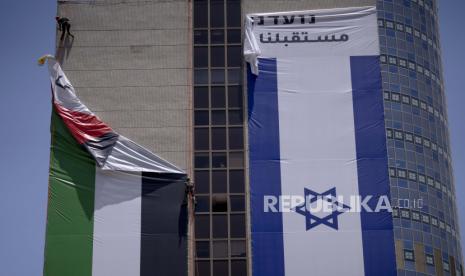  Bendera Palestina dicabut dari sebuah gedung oleh otoritas Israel (ilustrasi). Mayor Jenderal Israel Ghassan Alian dan Utusan Israel untuk Perserikatan Bangsa Bangsa (PBB) Gilad Erdan pada Selasa (23/5/2023) melakukan pertemuan dengan Sekretaris Jenderal PBB Antonio Guterres. Alian dan Erdan berupaya membujuk Guterres agar tidak menambahkan Israel ke dalam daftar hitam negara dan kelompok yang melecehkan anak-anak selama konflik.