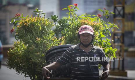 Warga beraktivitas tanpa menggunakan masker di Jakarta, Ahad (17/5/2020). Pemprov DKI Jakarta mulai awal Juni 2020 akan menerapkan sanksi berupa denda sebesar Rp250 ribu bagi warga yang keluar tanpa menggunakan masker