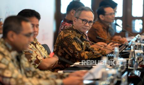 Ketua Dewan Komisioner OJK Mahendra Siregar hadir  dalam acara konferensi pers  terkait Anggota Dewan Komisioner (ADK) OJK di Jakarta, Jumat (18/8/2023). OJK mendapat tambahan dua Anggota Dewan Komisioner (ADK) baru yang akan memperkokoh tugas dan fungsi OJK untuk mengawasi lembaga keuangan di Indonesia. Adapun tambahan ADK tersebut yaitu Agusman sebagai Kepala Eksekutif Pengawas Lembaga Pembiayaan, Perusahaan Modal Ventura, Lembaga Keuangan Mikro dan Lembaga Jasa Keuangan Lainnya OJK serta Hasan Fawzi sebagai Kepala Eksekutif Pengawas Inovasi Teknologi Sektor Keuangan, Aset Keuangan Digital dan Aset Kripto OJK.