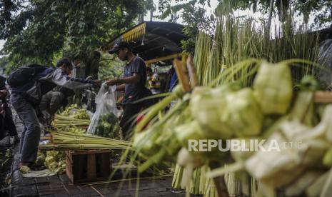  Benarkah Idul Fitri Artinya Kembali Suci?. Foto:   Pedagang melayani warga yang membeli kulit ketupat di kawasan Palmerah, Jakarta, Sabtu (30/4/2022). Kulit ketupat yang dijual dengan harga Rp10.000 hingga Rp 15.000 per ikat tersebut banyak dicari warga menjelang hari raya Idul FItri 1433 Hijriah. Republika/Putra M. Akbar