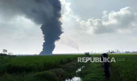 Api masih menyala di kilang Pertamina Balongan, Kabupaten Indramayu, Senin (29/3). Hingga saat ini penyebab ledakan dan kebakaran belum diketahui. Petugas masih fokus melakukan pemadaman api.