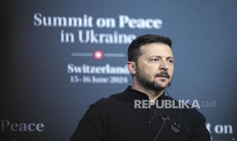 Presiden Ukraina Volodymyr Zelenskyy menghadiri konferensi pers bagian dari KTT perdamaian Ukraina di Buergenstock, Swiss, Sabtu, 15 Juni 2024.