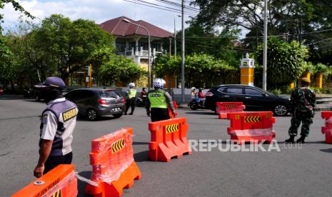 Satgas Covid-19 berjaga saat penyekatan di Jalan Adisucipto, Yogyakarta, Rabu (7/7). Penyekatan dilakukan untuk proses penyemprotan disinfektan oleh petugas. Penyemprotan ini untuk mengurangi  penyebaran Covid-19.