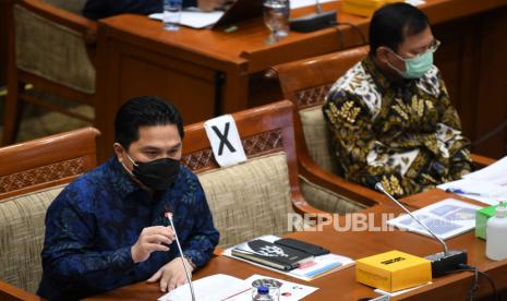 Menteri Kesehatan Terawan Agus Putranto (kanan) bersama Ketua Pelaksana Komite Penanganan COVID-19 dan Pemulihan Ekonomi Nasional Erick Thohir (kiri)  mengikuti Rapat Dengar Pandapat dengan Komisi IX DPR di Kompleks Parlemen Senayan, Jakarta, Kamis (27/8/2020). RDP tersebut membahas efektivitas pengorganisasian dan penganggaran dalam penanganan COVID-19, termasuk perkembangan tentang uji vaksin untuk COVID-19. 