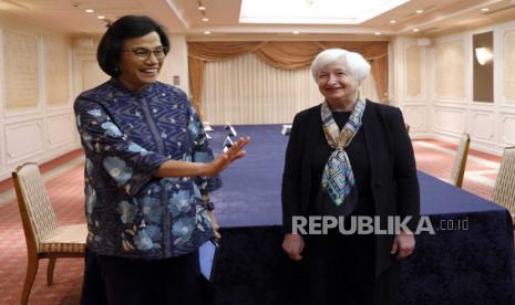  Menteri Keuangan AS Janet Yellen (kanan) berbicara dengan Menteri Keuangan Sri Mulyani Indrawati saat pembicaraan bilateral mereka di sela-sela pertemuan Menteri Keuangan dan Gubernur Bank Sentral G7 di Niigata, Jepang, Kamis (11/5/2023).