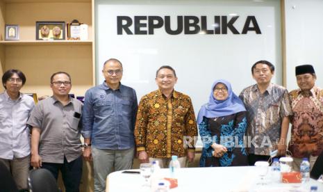 Sekertaris panitia muktamar muhammadiyah ke-48, Dr. M. Nurul Yamin., Drs., M.Si (empat) kanan,dan Pemimpin redaksi republika Irfan Junaidi (tiga) kiri,foto bersama,kunjungan  dalam rangka silaturahmi, ke kantor Republika, Kamis (11/08/22). Muktamar Aisyiyah Bahas Strategi Memajukan Perempuan