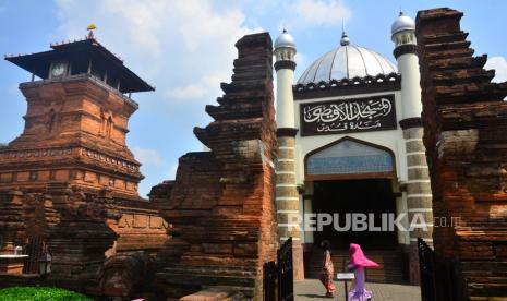 Masjid Menara Kudus Berencana Rilis Mushaf Alquran. Warga beraktivitas di kompleks Masjid Menara Kudus di Desa Kauman, Kudus, Jawa Tengah, Rabu (6/5/2020). Masjid yang merupakan bangunan cagar budaya yang berarsitektur perpaduan budaya Islam dengan budaya Hindu tersebut dibangun pada masa Sunan Kudus pada tahun 1549 Masehi dan menjadi objek wisata ziarah ke makam Sunan Kudus yang terletak di sisi barat kompleks masjid itu