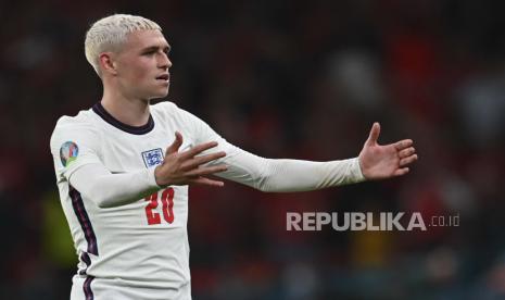 Pemain Inggris Phil Foden merayakan kemenangan 2-1 timnya pada akhir pertandingan semifinal kejuaraan sepak bola Euro 2020 antara Inggris dan Denmark di stadion Wembley di London, Rabu, 7 Juli 2021.