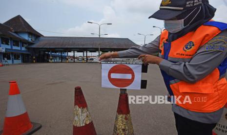 Petugas Dinas Perhubungan Provinsi Banten memasang tanda larangan masuk di  Terminal Bis Pakupatan Serang, Banten, Kamis (6/5/2021). Pemprov Banten bersama instansi terkait melakuan penyekatan pemudik di 49 titik pergerakan pemudik pengguna angkutan pribadi dan angkutan umum untuk mencegah penyebaran COVID-19. 