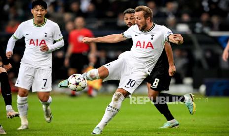  Pemain Tottenham Harry Kane (tengah).