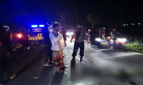 Jatuh Usai Motornya Bersenggolan, Perawat di Ponorogo Tewas Tertabrak Truk