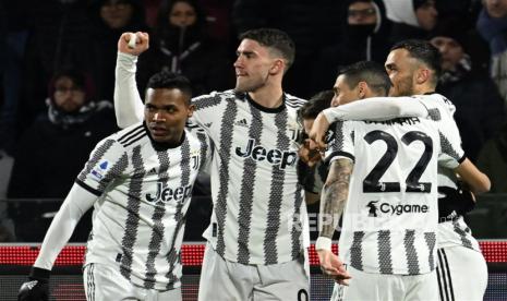 Pemain Juventus Dusan Vlahovic (kedua dari kiri) berselebrasi dengan rekan setimnya setelah mencetak gol 3-0  pada pertandingan sepak bola Serie A Italia Salernitana AS vs Juventus FC di stadion Arechi di Salerno, Italia, Rabu (8/2/2023) dini hari WIB.