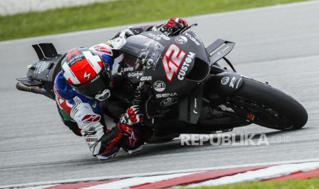 Pebalap MotoGP Spanyol Alex Rins dari LCR Honda Castrol beraksi pada hari kedua sesi tes pramusim MotoGP di Sirkuit Internasional Sepang, di Sepang, Malaysia, (11/2/2023).