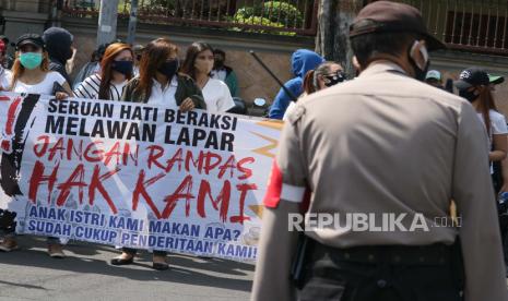 Sejumlah pekerja tempat hiburan malam dan pekerja seni hiburan malam berunjuk rasa di Balai Kota Surabaya, Jawa Timur, Senin (3/8/2020). Mereka mendesak Pemkot Surabaya untuk menghapus pemberlakuan jam malam yang mempengaruhi keberlangsungan pekerjaan mereka. 