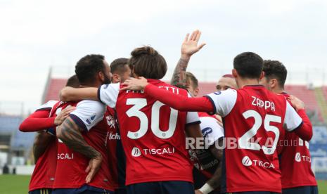 Joao Pedro (Kiri) dari Cagliari merayakan bersama rekan satu timnya setelah mencetak gol pertama timnya dalam pertandingan sepak bola Serie A Italia Cagliari Calcio vs Benevento Calcio di stadion Sardegna Arena di Cagliari, pulau Sardinia, Italia, 06 Januari 2021.