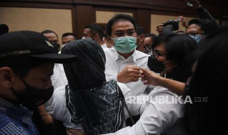 Terdakwa kasus dugaan suap penanganan kasus KPK di Lampung Tengah, Azis Syamsuddin menyapa kerabatnya usai mengikuti sidang pembacaan putusan di Pengadilan Tipikor,  Jakarta, Kamis (17/2/2022). Azis divonis tiga tahun enam bulan penjara dan denda Rp250 juta subsider empat bulan penjara  serta pencabutan hak dipilih dalam jabatan publik selama 4 tahun usai menjalani masa pidana pokok. 